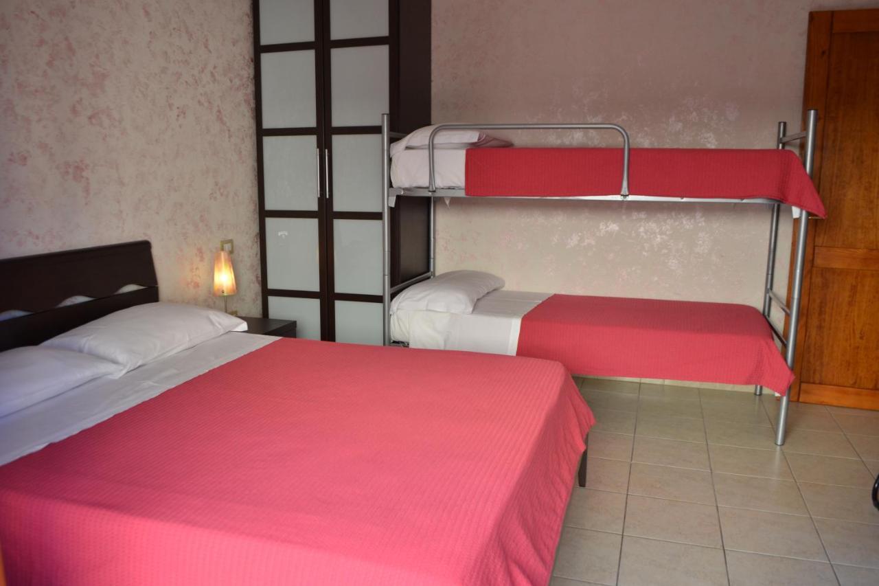 Bed and Breakfast Sa Marina La Caletta Exterior foto
